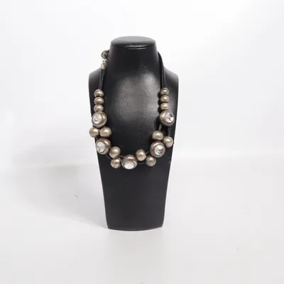 Halsband (Silverfärgad, Svart) från Josh Okänd metall