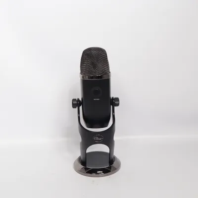 Microphone (• Modell: Blue Yeti X (tillverkad av Logitech / Blue Microphones) • Modellnummer (M/N): A00104 • Artikelnummer (P/N): 888-000316 [Bilden] • Strömförsörjning: 5.0V ⎓ 500mA [Bilden] • Anslutningar:• Mikro-USB-port för ström och data • 3,5 mm hörlursuttag för medhörning) from Blue