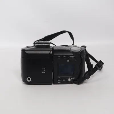 Digital kompaktkamera (Nikon Coolpix 4500, en klassisk digitalkamera på 4,0 megapixel med 4x optisk zoom och en unik vridbar tvådelad kropp. Kameran lanserades i början av 2000-talet och är idag populär bland samlare och entusiaster av retro-digitalfotografi tack vare sin smidiga formfaktor och utmärkta makroegenskaper.Fakta om Nikon Coolpix 4500Upplösning: 4,0 megapixel CCD-sensor.Zoom: 4x optisk zoom (motsvarar 38–152 mm i 35 mm-format).Design: Vridbar linsdel som kan roteras 300 grader i förhållande till kamerahuse) från Nikon