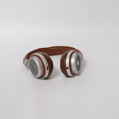 Hörlurar (Brun) från Master & Dynamic