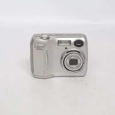 Digital kompaktkamera (Coolpix 3200) från Nikon