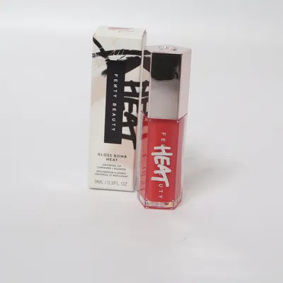 Lip gloss (Gloss Bomb Heat, Hot Cherry 01) fra Fenty Beauty
