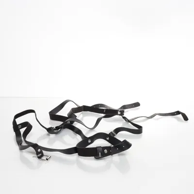 Kroppssmycke (Svart) Okänd metall