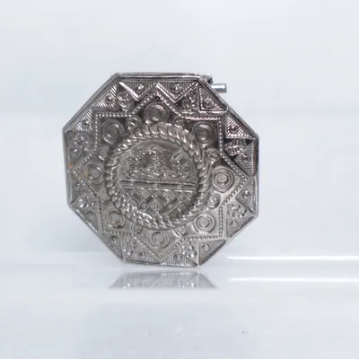 Brosch (Silverfärgad) Okänd metall