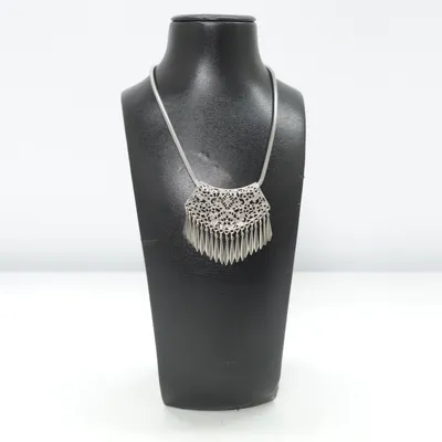 Halsband (Silverfärgad) Okänd metall