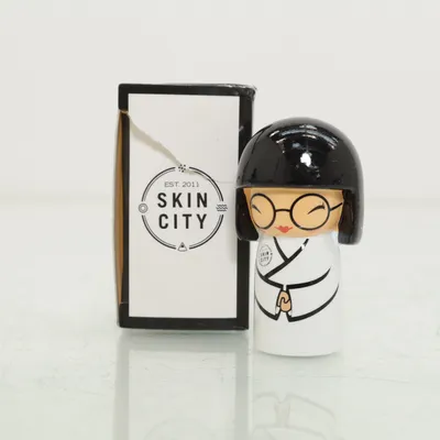 Kokeshi (Vit, Svart, Flerfärgad) från Skincity