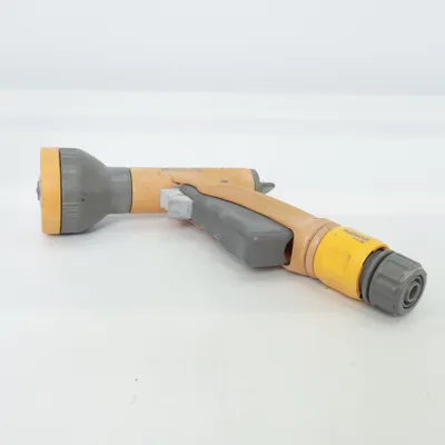Accessoire de jardin (Hozelock • trädgårdsspruta • spraymunstycke • slangmunstycke • garden hose nozzle • bevattning • vattenslang • trädgårdstillbehör • vattenpistol • justerbar stråle • hose spray gun • outdoor tools • bevattningsmunstycke • gardening essentials • smart gardening • home garden • watering system • sommarträdgård • DIY garden • practical home • easy watering • hållbar trädgård) de Hozelock