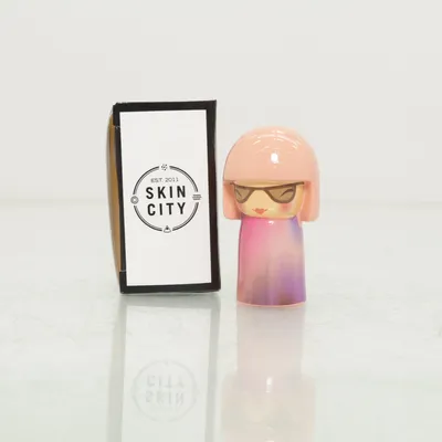 Kokeshi (Rosa, Lila) från Skincity