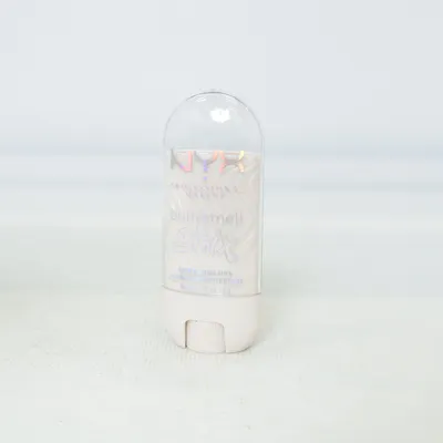 Lip gloss (Buttermelt Glow Boosting Stick) fra NYX Professional Makeup