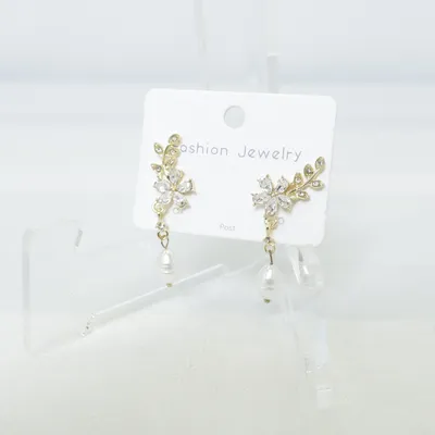 Earrings (Gold, White) from Fashion Jewelry Unknown metal
