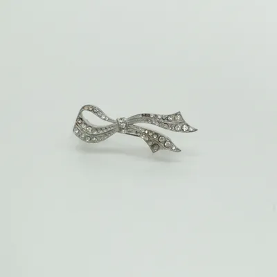 Brosch (Silverfärgad) Okänd metall