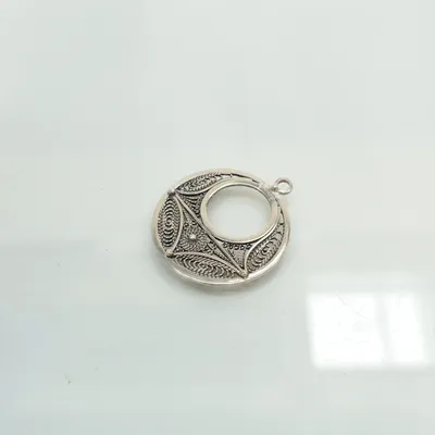 Hänge (Silverfärgad) Okänd metall