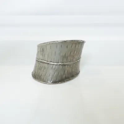 Armring (Silverfärgad) Okänd metall