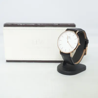 Armbanduhr (Schwarz, Weiß) von Daniel Wellington