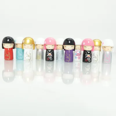 Kokeshi (Vit, Guldfärgad) från Skincity