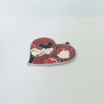 Pendentif (Rouge, Noir, Blanc) de Disneyland Paris Métal inconnu