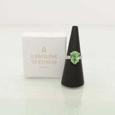 Ring (Silverfärgad, Grön) från Caroline Svedbom Okänd metall