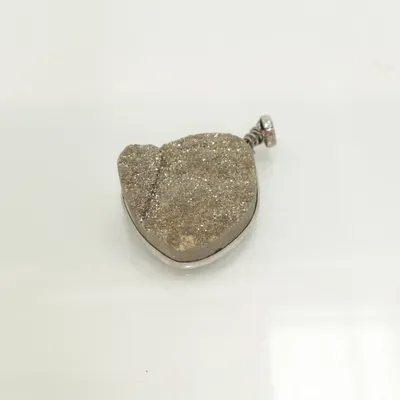 Hänge (Beige) Okänd metall