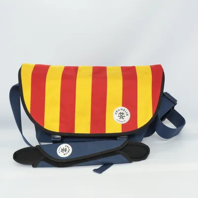 Axelremsväska (Röd, Gul, Blå) från Crumpler
