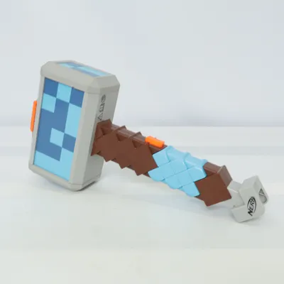 Leksaksvapen (Minecraft Stormlander) från Nerf