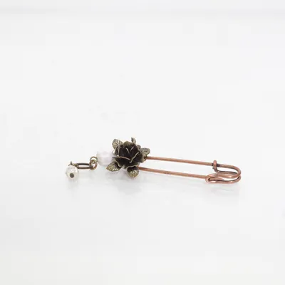 Brooch (Black, White) Unknown metal