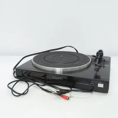 Skivspelare (Fisher MT-35R (från Fisher Studio Standard-serien)Remdriven och halvautomatisk (med funktioner som auto-return och avstängning).Utrustad med en plug-in magnetisk pickup och reglage för hastighet (33/45 varv/min) samt "Reject"-knapp.levereras med fast strömkabel och standard RCA-kablar för anslutning till förstärkare.) från Fisher