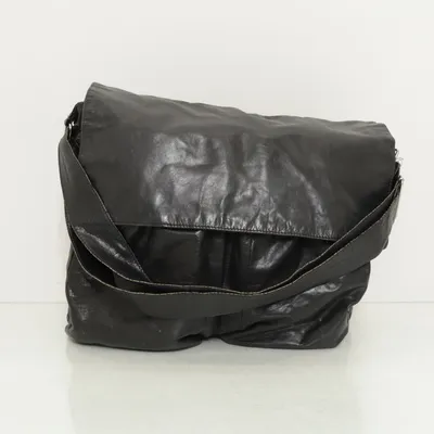 Axelremsväska (Svart) från A Pair