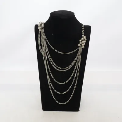 Kroppssmycke (Silverfärgad) Okänd metall