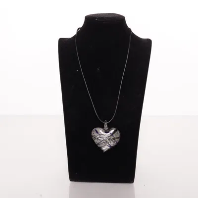 Necklace (Handgjort glashjärta inköpt i Prag) Unknown metal, Glass