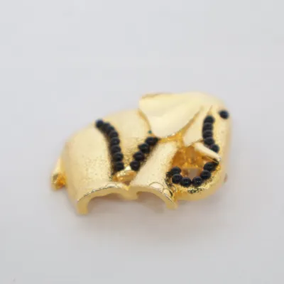 Brosch (Guldfärgad, Svart) Okänd metall