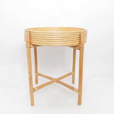 Sidobord (Brickbord blombord i rotting. Brickan går att ta bort från underedet.The sisters' tray table is made of rattan and acacia wood, and measures 40 cm in diameter and 45 cm in height. "A darling table made of natural materials) från Søstrene Grene