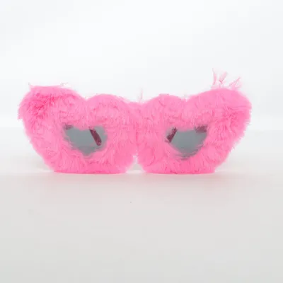 Zonnebril (Pink fluffy sleep mask, faux fur eye mask, plush sleep mask, fuzzy eye mask, soft eye mask, kawaii, cute aesthetic, coquette, Barbiecore, Y2K fashion, pastel pink, fluffy accessories, sleep accessories, travel essentials, beauty sleep, relaxation, spa day, self care, wellness, cozy, bedtime routine, meditation, yoga relaxation, gift for her, sleep gift, aesthetic room, soft girl, girly style, TikTok made me buy it, TikTok trend, viral aesthetic, trending, Instagram aesthetic, cottagecore, coquette aesthetic, kawaii accessories, festival accessories, bachelorette party, girls trip, pajama party, sleepover, unique gift, novelty gift, pre-loved, sustainable shopping, eco friendly, reusable, comfortable, lightweight, cute bedroom accessories, plush fashion, relaxing, cozy vibes, pink aesthetic, soft lifestyle, beauty accessories, travel sleep mask, eye cover, night mask, adorable accessory, gift idea, viral product, trending accessory.)