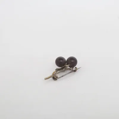 Broche (Noir, Or) Métal inconnu