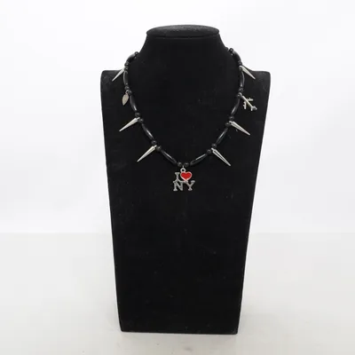 Collier (Noir, Argent, Rouge) Métal inconnu