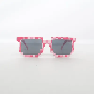 Lunettes de soleil (Pixel sunglasses, pixel glasses, Minecraft style, gamer sunglasses, gaming glasses, retro gaming, 8-bit style, pixel art, pink sunglasses, checkered sunglasses, novelty sunglasses, festival glasses, rave accessories, party sunglasses, cosplay accessory, TikTok viral, TikTok fashion, trending, Y2K fashion, aesthetic, kawaii, cute style, geek fashion, gamer gift, streamer accessories, cosplay, festival outfit, summer accessories, photo props, fun sunglasses, unique eyewear, statement sunglasses, Instagram aesthetic, Pinterest aesthetic, unisex, festival fashion, rave wear, cosplay costume, retro style, collectible, novelty gift.)