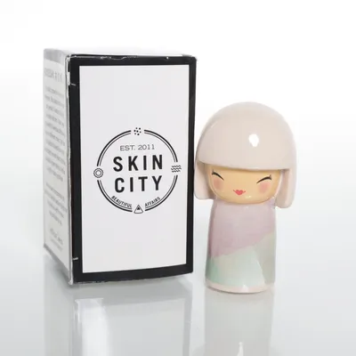Kokeshi (Flerfärgad) från Skincity