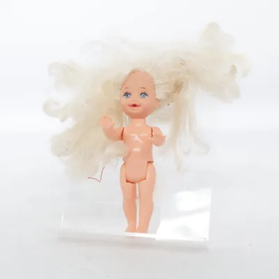 Docka (Mattel doll, vintage doll, collectible doll, mini doll figure, retro toy, blonde doll, nostalgic childhood toy, vintage Mattel toy, cute doll figure, small fashion doll, 90s toy aesthetic, y2k childhood nostalgia, classic toy collectible, retro children’s toy, doll collector item, vintage play doll, kawaii aesthetic toy, old school toy, nostalgic decor item, cute miniature doll, throwback toy, collectible figure, dollhouse accessory, childhood memories aesthetic, retro pop culture toy, vintage plastic doll, toy collector aesthetic, cute retro collectible, timeless toy design, playful vintage vibe y2k aesthetic, nostalgic aesthetic, 90s nostalgia, 2000s childhood vibe, toy collector aesthetic, tiktok nostalgia, pinterest aesthetic, retro core, kawaii aesthetic, dollcore style, soft girl aesthetic, dreamy nostalgic vibe, vintage toy aesthetic, cutecore vibe, playful aesthetic, tumblr nostalgia, kidcore aesthetic, pastel aesthetic, old school vibe, internet nostalgia, wholesome aesthetic, quirky decor style, collector aesthetic, retro childhood memories, aesthetic room decor, cute vintage vibe, throwback aesthetic, pop culture nostalgia, fairycore vibes, dreamy) från Mattel