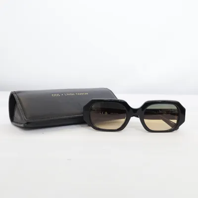 Solglasögon (Svart) från COS