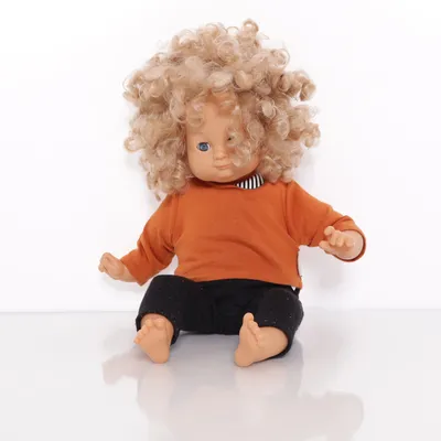 Docka (Orange, Svart, Beige) från Skrållan
