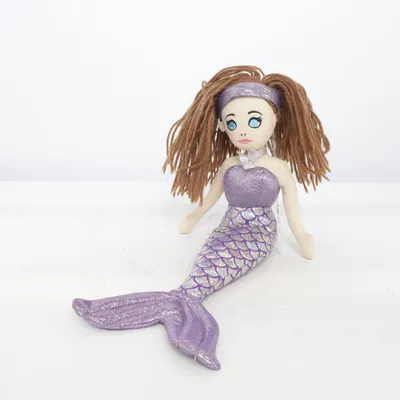 Docka (Lila, Flerfärgad) från Kolmården