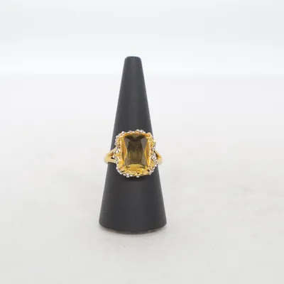 Ring (Glittrig guldring med gul sten i glas) Unknown metal