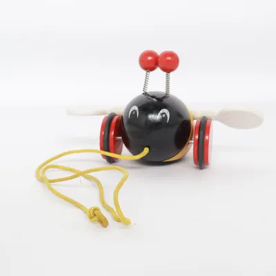 Jouet à tirer (Noir, Jaune, Rouge) de Brio
