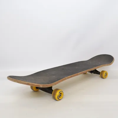 Skateboard (Svart, Gul) från Stiga