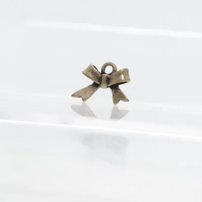 Hänge (Guldfärgad) Okänd metall