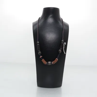 Halsband (Grå, Beige, Svart) från Aarikka Okänd metall