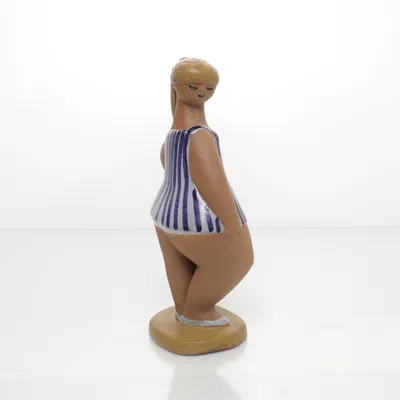 Figurin (DORA LISA LARSON GUSTAVSBERG I TOPPSKICK! 27.5 CM HÖH) från Lisa Larson