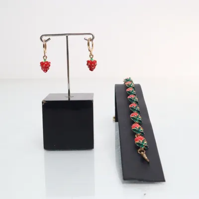 Jewelry set (Jordgubbe mansikka) Unknown metal
