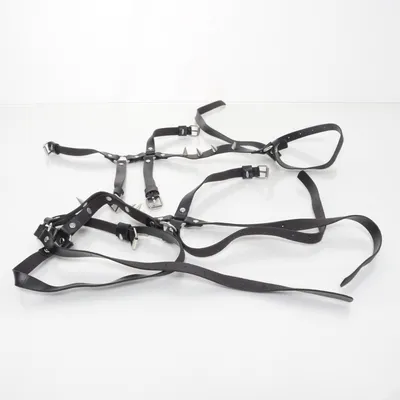 Kroppssmycke (Svart) Okänd metall