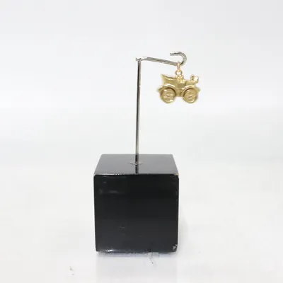 Hänge (Guldfärgad) Okänd metall