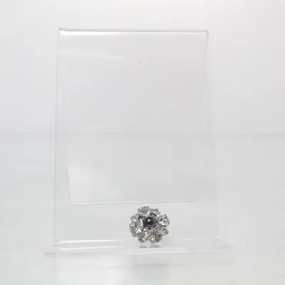 Brosch (Vit, Silverfärgad, Svart) Okänd metall